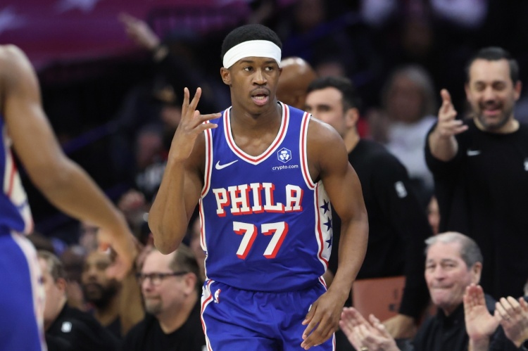 关键进攻交给谁?老詹控场稳定 布朗效率低 马克西&大帝配合默契 关键进攻交给谁?老詹控场稳定 布朗效率低 马克西&大帝配合默契