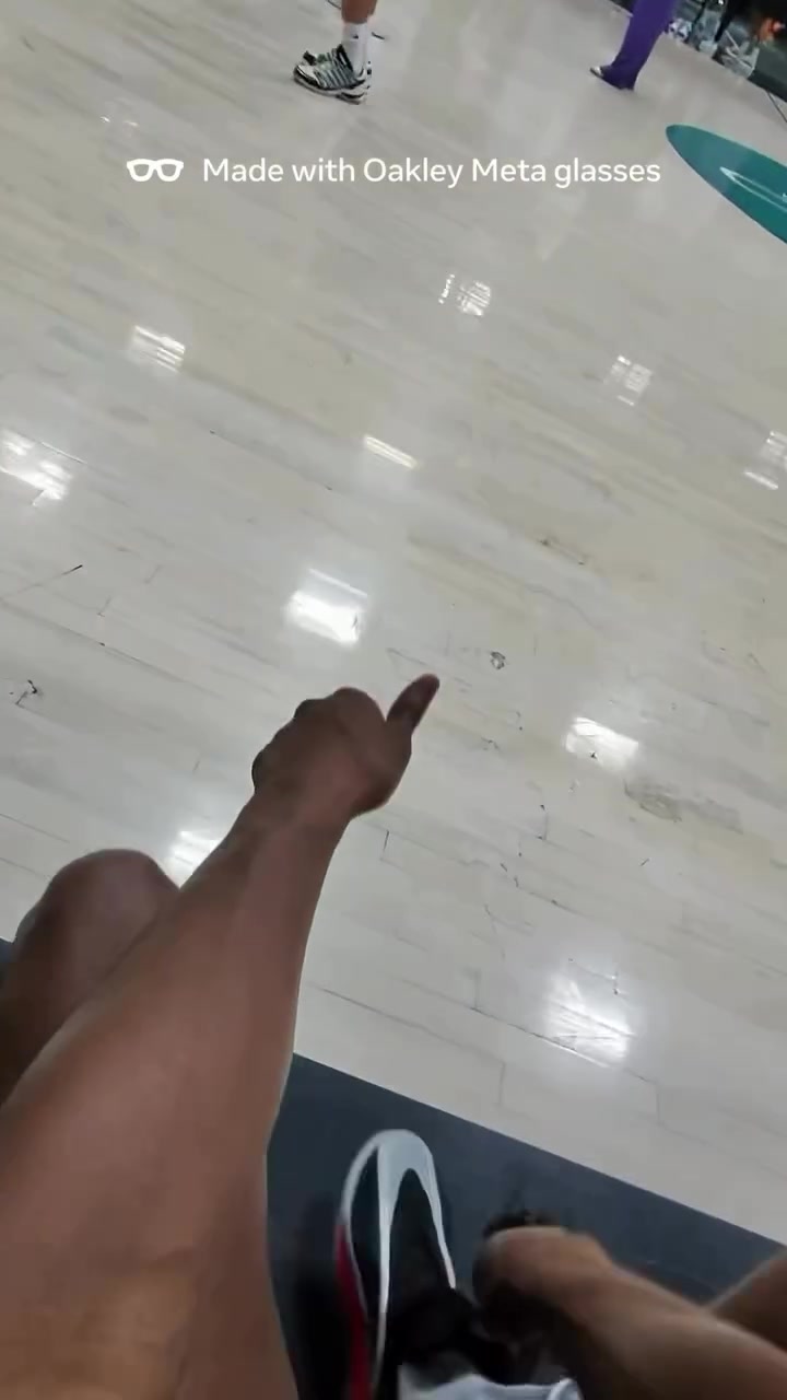 身临其境!VJ·埃奇库姆使用智能眼镜录制自己投篮训练视频片段