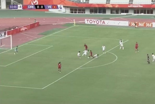 传就是单刀！王霜最后时刻未传空位队友自己打门被扑，比赛进加时