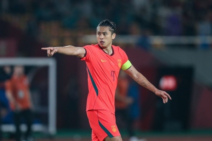 张玉宁：作为球员要无条件服从教练安排，大家互相牺牲非常重要