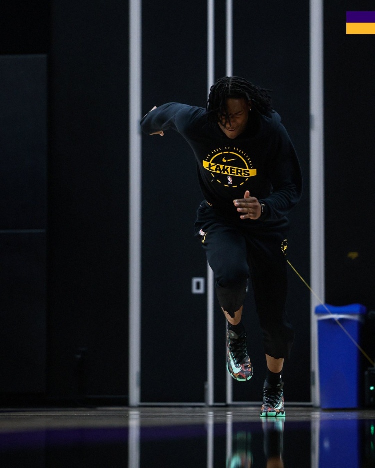 蓄势待发！湖人官推晒布朗尼蒂耶罗卡尔训练照：专注的努力