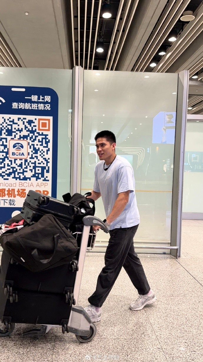 媒体人：陈盈骏抵京首钢男篮全员到齐 球队今日前往青岛28日体测