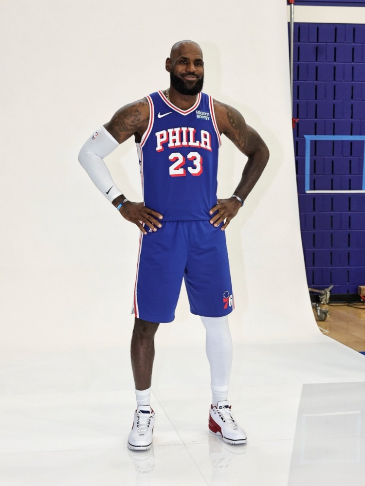 梦回青春！詹姆斯出席媒体日 上脚初代个人战靴Zoom Generation